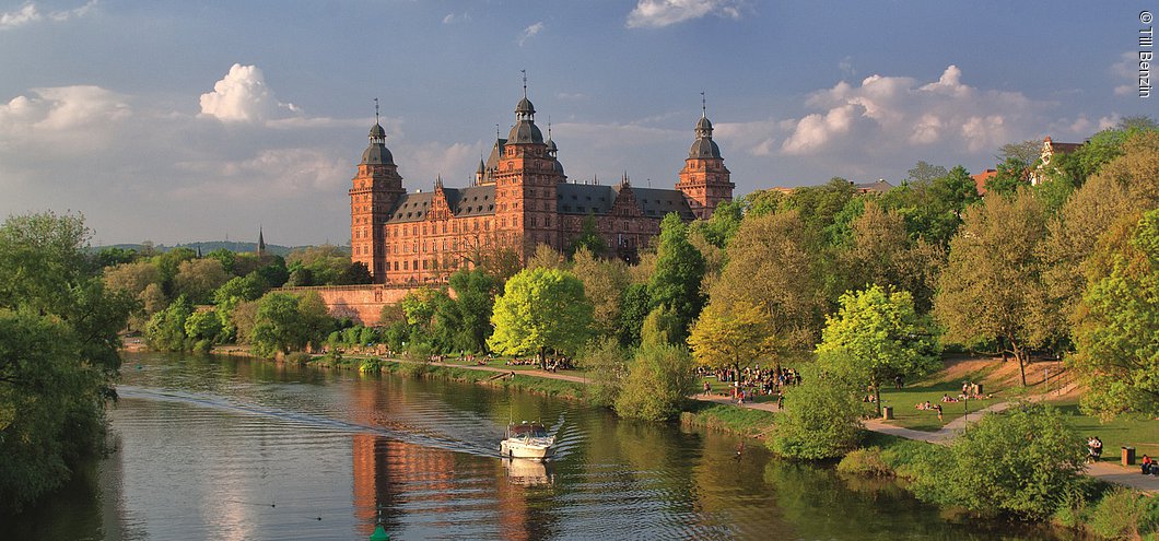 Schloss Johannisburg, Aschaffenburg im Frühjahr von der Mainbrücke