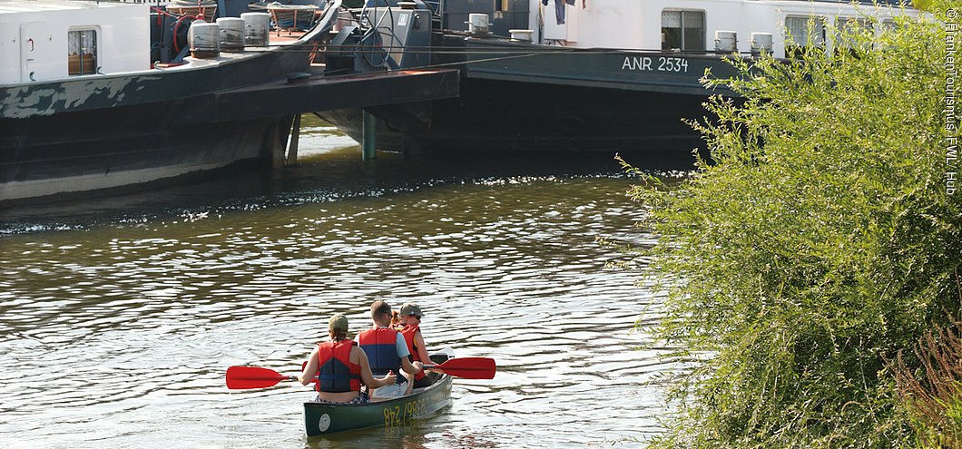 Kanufahrer und Fähren auf dem Main (Eisenheim, Fränkisches Weinland)