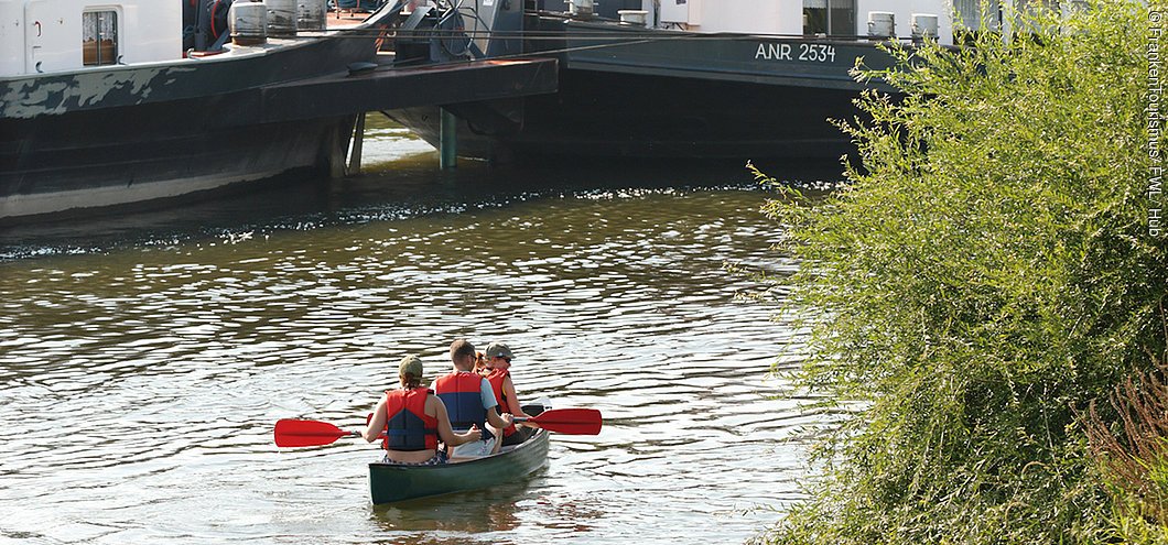 Kanufahrer und Fähren auf dem Main (Eisenheim, Fränkisches Weinland)