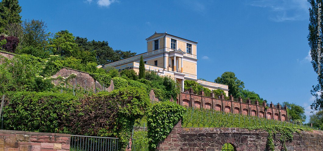 Pompejanum Aschaffenburg mit Weinberg vom Mainufer