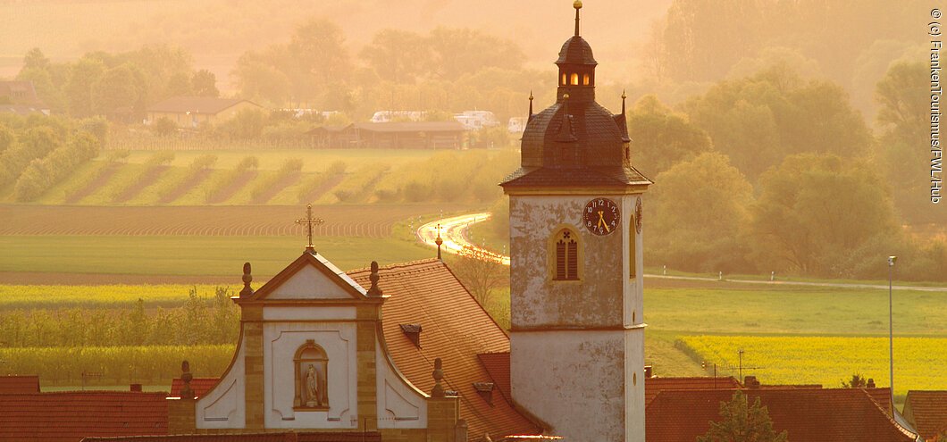 Sommeracher Kirche in der Abenddämmerung