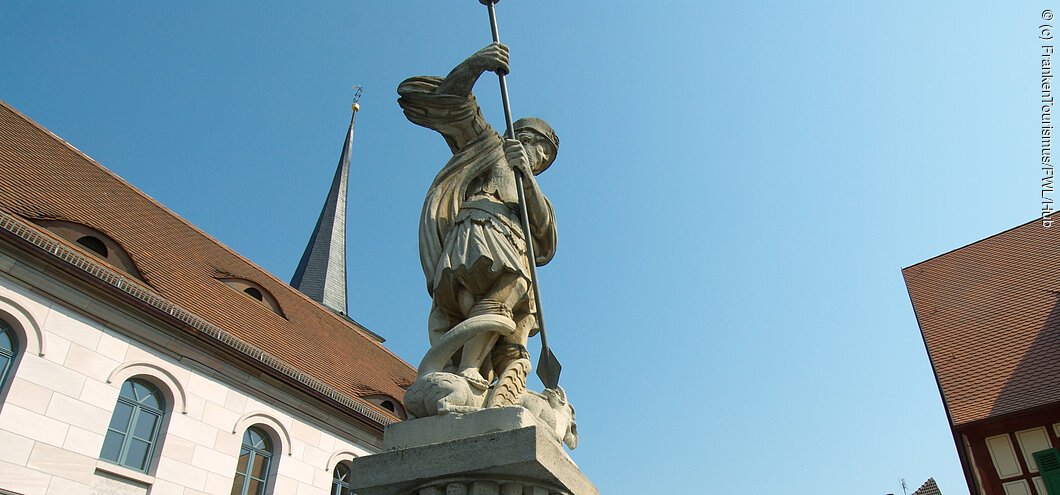 Sommeracher Dorfplatz mit Brunnen